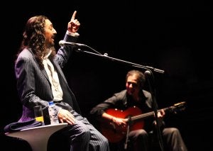 Diego El Cigala, ayer en Riojafórum, acompañado por Diego del Morao, al fondo. :: JONATHAN HERREROS/