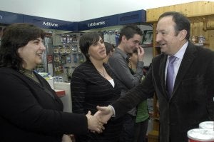 Sanz, con empleados y responsables de Aspace en Calahorra. ::
G.R./
