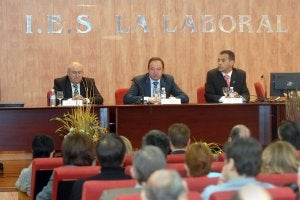 Sanz inauguró las jornadas sobre redes sociales en La Laboral. ::
A. I./