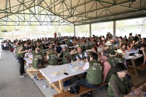 Descanso en Las Norias. El recorrido de la mañana llevó a los participantes de la sede de Logroño Turismo a la Escuela de Diseño, del Espolón (con Media Markt) al parque del Ebro y la zona del embarcadero (con Decathlon), para terminar en Las Norias, donde compartieron unas patatas a la riojana, buen vino y tarta (de Tupinamba)./