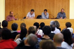 Vicente Urquía, Ángel Félix García, Pablo Rubio y Luis Ángel Ruiz Budria, en la mesa de la asamblea extraordinaria de la Agrupación Socialista de Logroño. :: JUSTO RODRÍGUEZ/