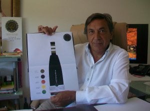 Raúl Sanz, con el diseño de la botella de sidra y vino que comercializará este verano. ::
SANDA/