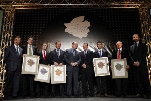 Premiados y autoridades posan con sus galardones, ayer tras la gala celebrada en Bodegas Altanza. :: JUSTO RODRÍGUEZ/