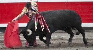 En el sitio. Diego Urdiales torea en redondo al cuarto de la tarde, con el que logró una de las mejores faenas de las Corridas Generales de Bilbao. ::
EFE/