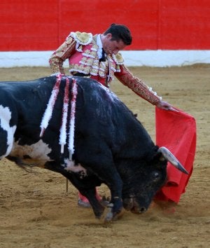 Diego Urdiales logró los mejores muletazos al natural. ::
M.P.A./