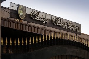 Imagen de la bodega principal del Grupo Faustino en Rioja, en la localidad de Oyón. :: J. RODRÍGUEZ/