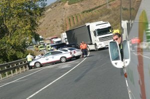 Tras los coches de la Ertzaintza, el coche fúnebre que trasladó el cuerpo de la víctima. :: C. V,/