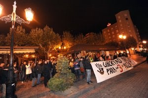 La concentración, pancarta incluida, exigió 'libertad ya' para Adrián, Miguel y Xabier./ MIGUEL HERREROS/