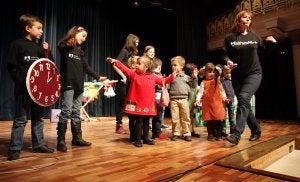 La sala Gonzalo de Berceo acogió ayer la presentación del CD de 'Las Chicas del Tenderete'. ::
SONIA TERCERO/