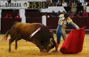 Diego Urdiales, al natural con un toro de Santa Bárbara en la plaza de Santa María. ::
L.R./