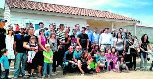 Foto de familia de antiguos y nuevos residentes de Castelnou.
::
WWW.CASTELNOU.INFO/