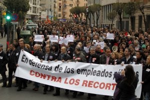 Miles de personas salieron ayer a la calle en protesta por los recortes. :: JUSTO RODRÍGUEZ/