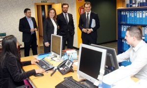 La alcaldesa durante la visita a la empresa logroñesa. ::
J. HERREROS/