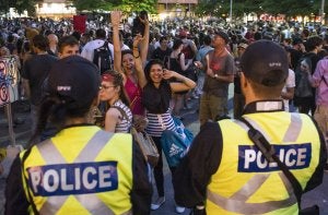 Cientos de estudiantes canadienses durante una protesta, el pasado viernes en Montreal, contra el incremento del precio de las matrículas universitarias. ::
ROGERIO BARBOSA / AFP/