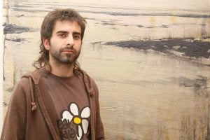 Julio Sarramián, ante una de sus obras de gran formato en una exposición anterior en Logroño. ::
JUAN MARÍN/