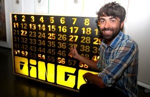El arquitecto Javier Peña junto a su proyecto 'Bingo Urban Tour'. ::
JUAN MARÍN/