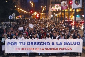 Los profesionales de la Sanidad salieron ayer en una manifestación que consiguió ser multitudinaria con el apoyo de la plataforma de la Educación Pública y FAPA. :: J. RODRÍGUEZ/