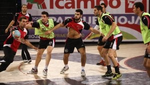 Canteranos. Arturo Martínez pasa el balón ante la marca de Cuartero, mientras Jon Ramiro trata de hacer un bloqueo. :: DÍAZ URIEL/