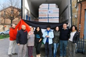 Grupo de cooperantes con el pueblo saharaui, el sábado, con la carga de medicamentos. ::
GASCO/