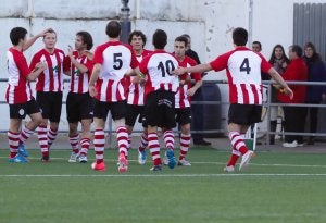 Álvaro felicita a un compañero del Ríver Ebro durante un partido anterior. ::
SONIA TERCERO/
