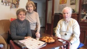 Las voluntarias Marina Martínez y María Isabel García, con María Cruz, en su domiclio de Cascajos. ::
A. CENICEROS/