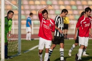 El portero del Villegas, Rusca (a la izquierda), fue el protagonista del partido de ayer en El Mazo. :: DONÉZAR/