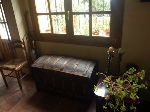 En el salón se han recuperado los suelos, paredes y muebles originales. :: M.F./