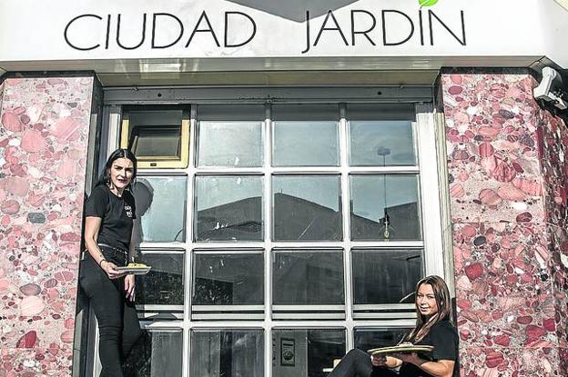 Virginia González e Izaskun Amlelibia, en la barra de la cafetería Ciuad Jardín, sita en la calle Vara del Rey 73, de Logroño. :/Justo Rodriguez