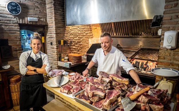 Álvaro Díez y Yoli Chicote, con las carnes y pescados que sirven en Casa Armendáriz. / F. DÍAZ