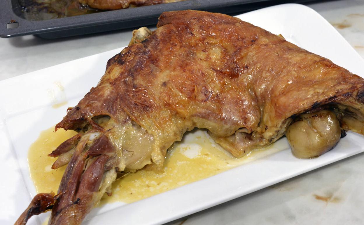 La receta de hoy de Javier Romero: cordero chamarito asado al horno y tarta  de queso | La Rioja