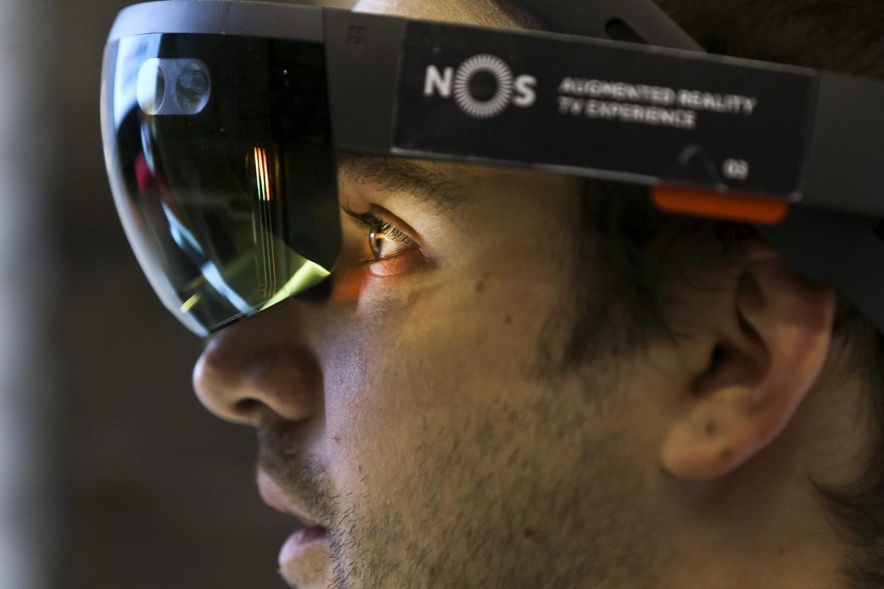 Una persona prueba un modelo de gafas especiales para realidad virtual./A. Kosters/Efe