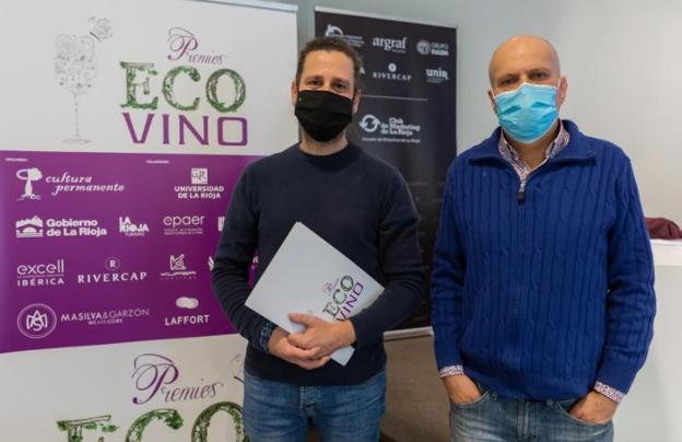 Íñigo Crespo y Antonio Palacios, promotores de los Premios Ecovino, ayer en un curso de formación sobre vinos ecológicos para la Asociación de Sumilleres de Rioja. 