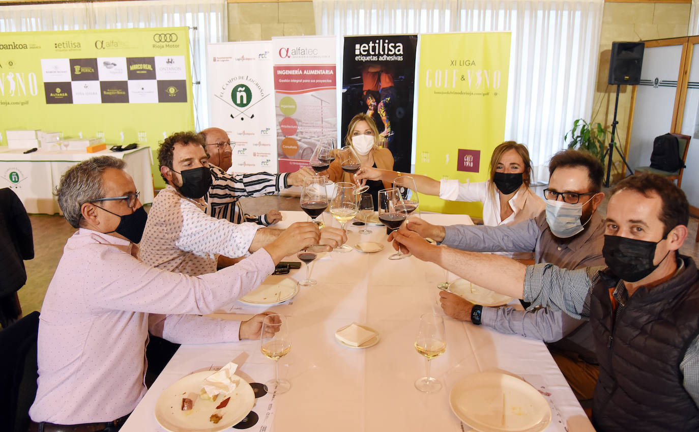 Tras la jornada de juego, los asistentes disfrutaron de la cata de dos vinos de Bodegas Altanza.