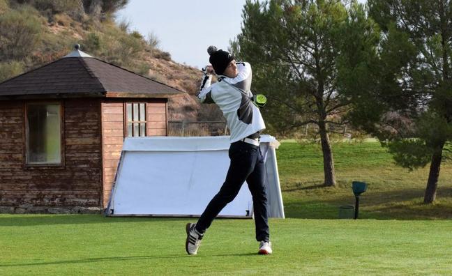 Jon Ander Gurrutxaga, el ganador de la competción, tras un lanzamiento en el último torneo de la Liga Golf y Vino./MIGUEL HERREROS