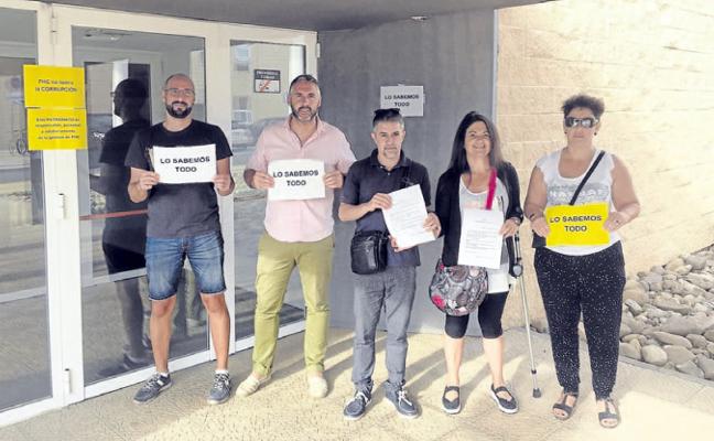 Protesta de varios representantes del comité de empresa de la Fundación Hospital de Calahorra contra los despidos :: c.e.h./