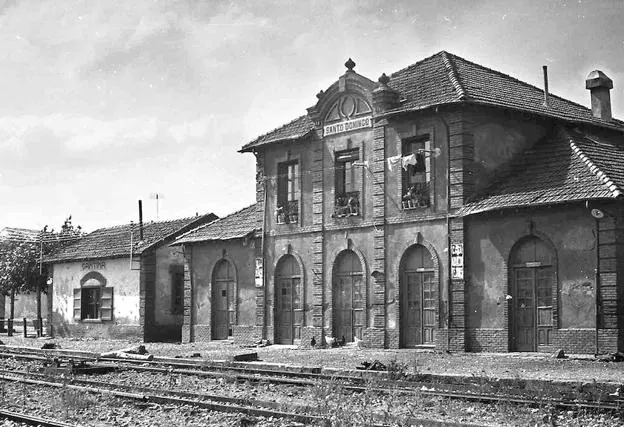 La cantina y la estación del ferrocarril de Santo Domingo de la Calzada, en 1971. / JUAN DÍEZ DEL CORRAL