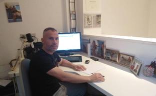 Gerardo García León, junto al ordenador, su principal herramienta de trabajo a día de hoy./L.R.