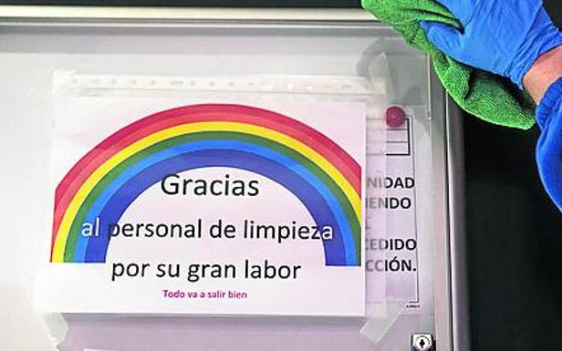 Detalle de agradecimiento al personal de limpieza en una comunidad.
