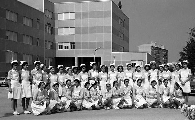 Las 36 enfermeras de la primera promoción de la Escuela de logroño./FOTO TEO (ARCHIVO CASA DE LA IMAGEN)