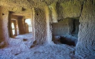 Vista del interior de una de las cuevas del Castillo, que se abrirá a las visitas próximamente./J. CENICEROS