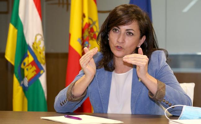 La presidenta en varios momentos de la entrevista./JUAN MARÍN