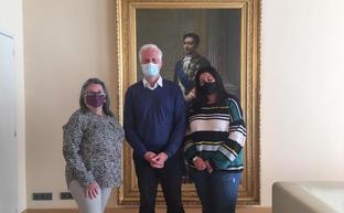 Familiares del 'abuelo de Logroño' con el alcalde./L.R.