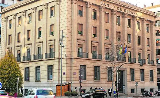 El regio edificio que ocupó el Banco de España en Logroño pervive sobre un complicado equilibrio entre el sentido de su origen y los actuales usos. SONIA TERCERO
