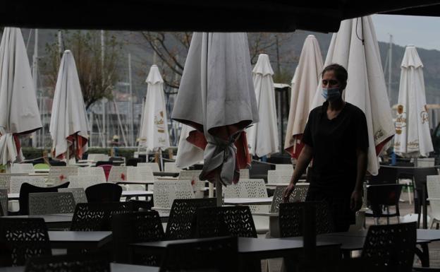 Una camarera en una terraza durante la pandemia. /R. C.