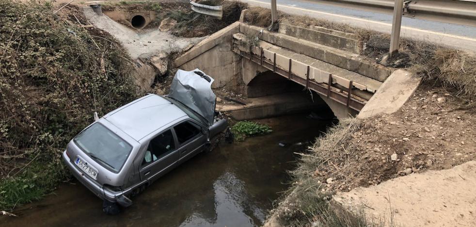 Herido un conductor en Fuenmayor al caer al río Antiguo