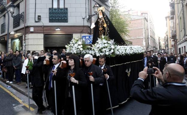 La Virgen de los Dorlores, portada por los cofrades en su última salida en 2019. 