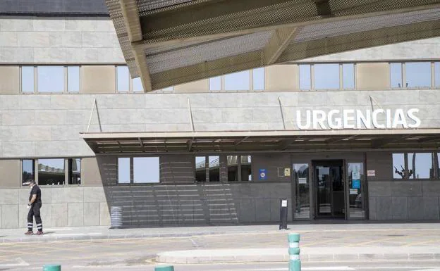 Emergency door of the Los Arcos hospital, in a file photograph.  /PABLO SANCHEZ / AGM