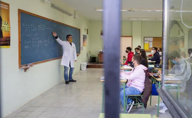 Varios alumnos atienden a un profesor mientras imparte la clase en un colegio de la capital riojana. / SONIA TERCERO