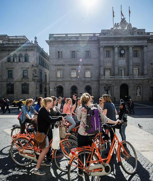 Cuantos Turistas Recibe Barcelona Al Año