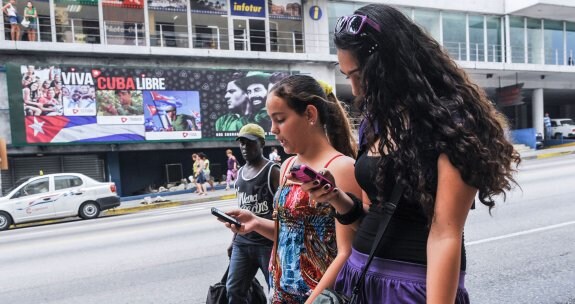 Chicas en La lisa (La Habana)